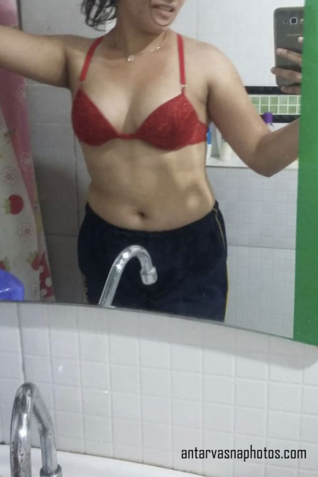 https://pub-5fcdf72a54cd4edbb03ec3edaa415a42.r2.dev/nakedleaks/scandalous_release_of_indian_teen_pratima's_intimate_photos/3.jpg