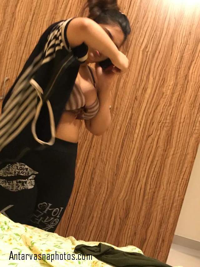 https://pub-5fcdf72a54cd4edbb03ec3edaa415a42.r2.dev/nakedleaks/secretly_captured_nude_photos_of_indian_bhabhi/6.jpg