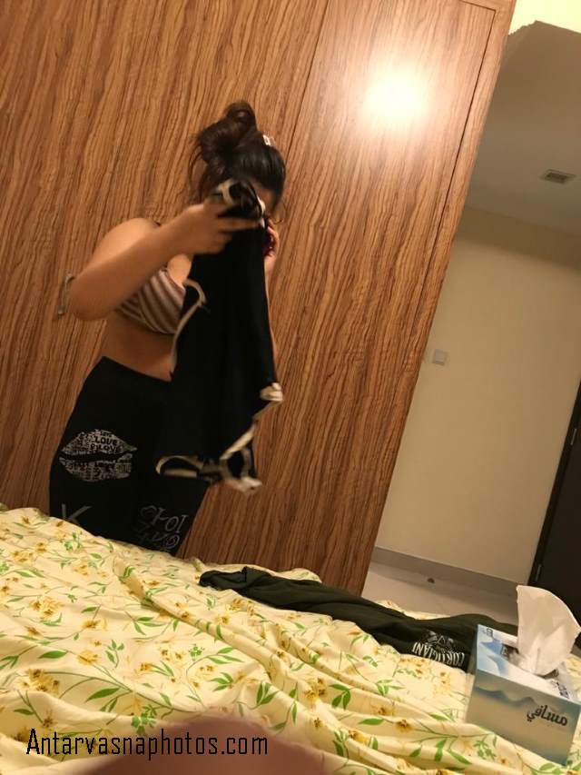 https://pub-5fcdf72a54cd4edbb03ec3edaa415a42.r2.dev/nakedleaks/secretly_captured_nude_photos_of_indian_bhabhi/9.jpg
