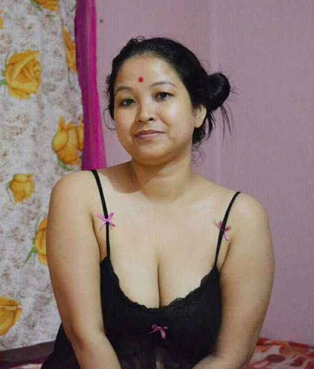 https://pub-5fcdf72a54cd4edbb03ec3edaa415a42.r2.dev/nakedleaks/seductive_bangla_bhabhi's_sensual_action_&_private_moments_captured/28.jpg