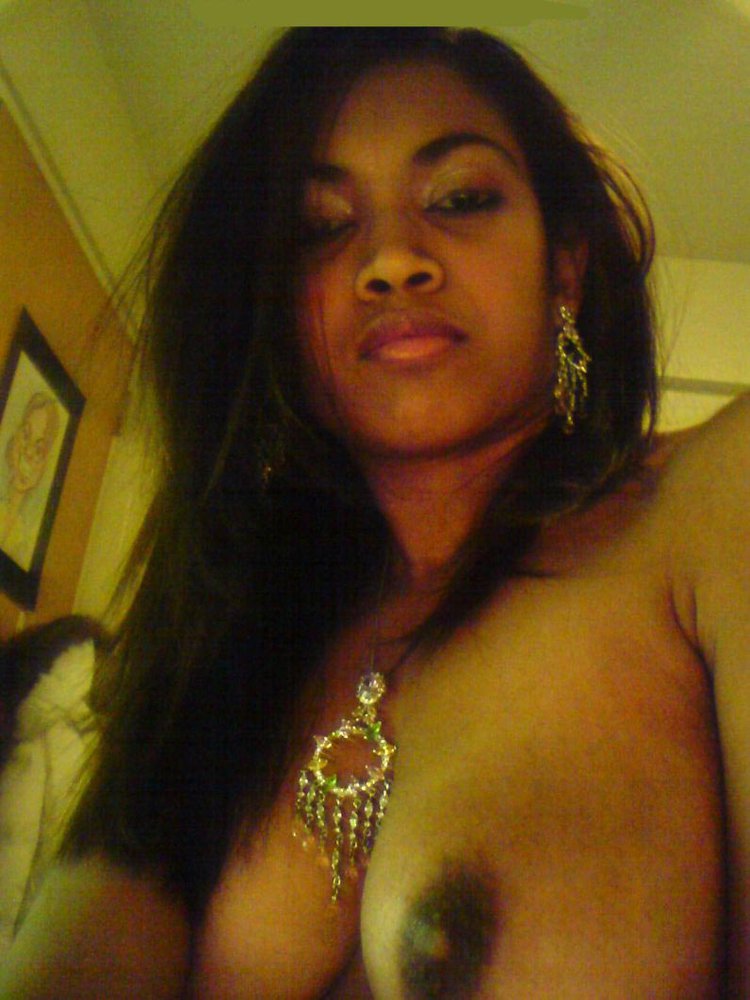 https://pub-5fcdf72a54cd4edbb03ec3edaa415a42.r2.dev/nakedleaks/seductive_bengali_woman's_chest_pictures/5.jpg