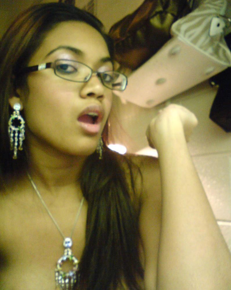 https://pub-5fcdf72a54cd4edbb03ec3edaa415a42.r2.dev/nakedleaks/seductive_bengali_woman's_chest_pictures/7.jpg