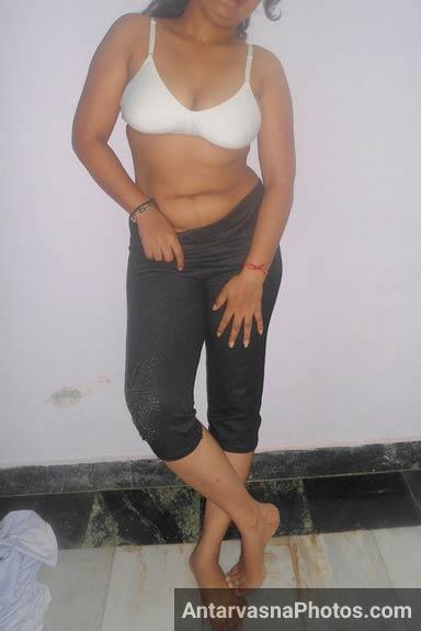 https://pub-5fcdf72a54cd4edbb03ec3edaa415a42.r2.dev/nakedleaks/seductive_bhabhi_exposed_for_intimate_moment/1.jpg