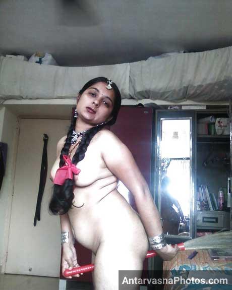 Seductive bhabhi uses jhaadu in private moment