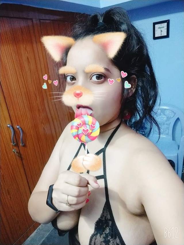 https://pub-5fcdf72a54cd4edbb03ec3edaa415a42.r2.dev/nakedleaks/seductive_desi_girl_with_bountiful_bosom_exposed/7.jpg