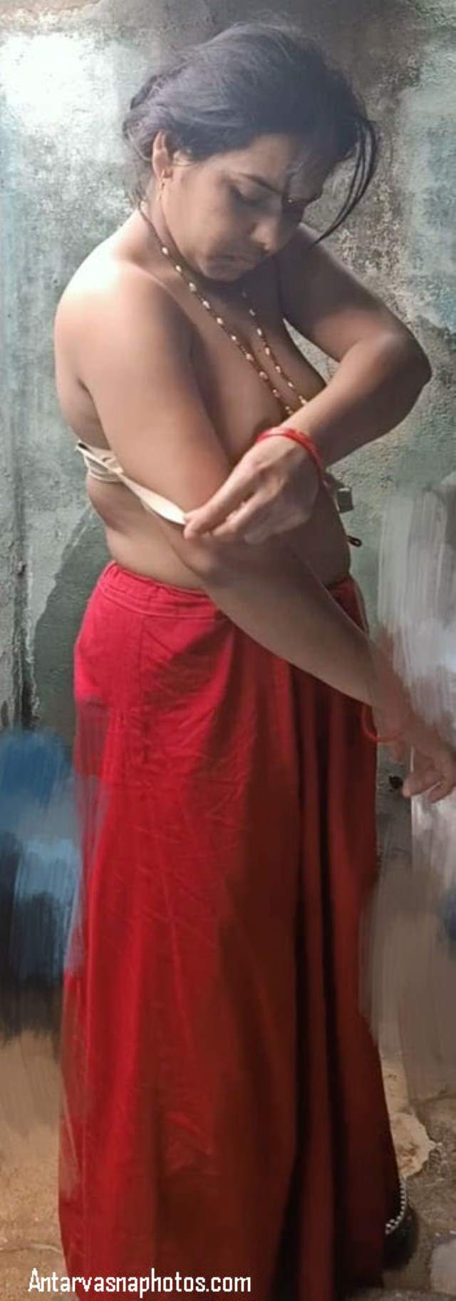 https://pub-5fcdf72a54cd4edbb03ec3edaa415a42.r2.dev/nakedleaks/seductive_desi_images_of_pooja_bhabhi/12.jpg