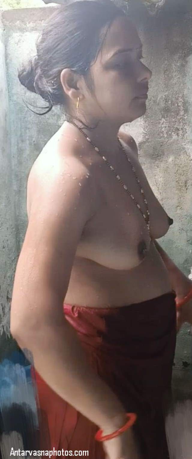 https://pub-5fcdf72a54cd4edbb03ec3edaa415a42.r2.dev/nakedleaks/seductive_desi_images_of_pooja_bhabhi/22.jpg