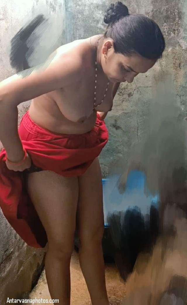 https://pub-5fcdf72a54cd4edbb03ec3edaa415a42.r2.dev/nakedleaks/seductive_desi_images_of_pooja_bhabhi/28.jpg