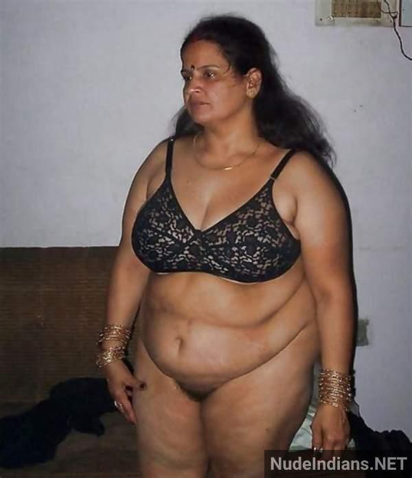 https://pub-5fcdf72a54cd4edbb03ec3edaa415a42.r2.dev/nakedleaks/seductive_desi_mature_aunties_flaunting_their_curves_for_attention/22.jpg
