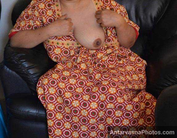 https://pub-5fcdf72a54cd4edbb03ec3edaa415a42.r2.dev/nakedleaks/seductive_display_by_indian_aunt_in_nightwear/3.jpg