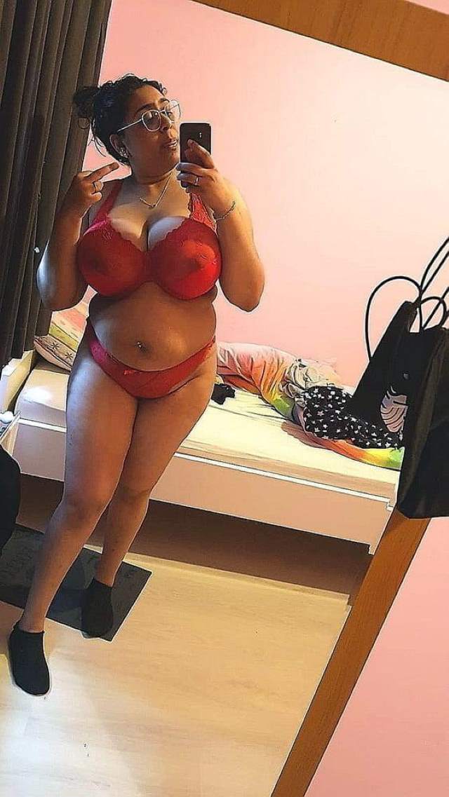https://pub-5fcdf72a54cd4edbb03ec3edaa415a42.r2.dev/nakedleaks/seductive_exposures_of_big_boobs_by_desi_bhabhi/1.jpg