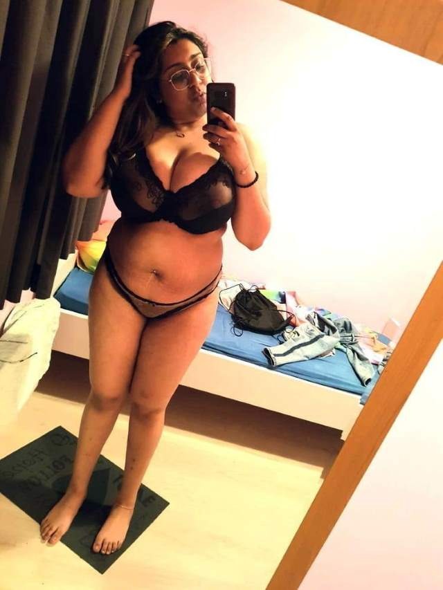 https://pub-5fcdf72a54cd4edbb03ec3edaa415a42.r2.dev/nakedleaks/seductive_exposures_of_big_boobs_by_desi_bhabhi/2.jpg