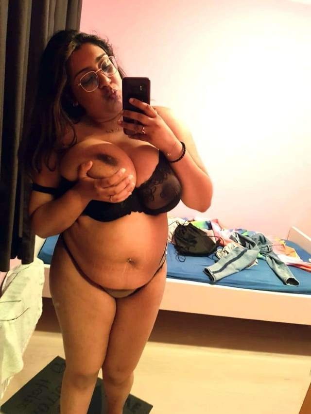 https://pub-5fcdf72a54cd4edbb03ec3edaa415a42.r2.dev/nakedleaks/seductive_exposures_of_big_boobs_by_desi_bhabhi/4.jpg