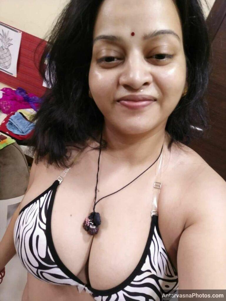 Seductive images of a Bengali aunt from Kolkata