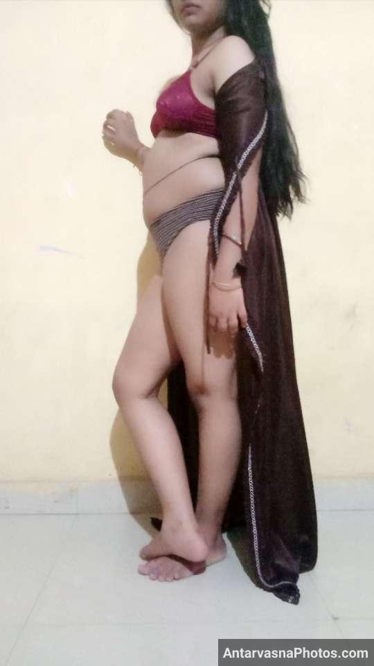 https://pub-5fcdf72a54cd4edbb03ec3edaa415a42.r2.dev/nakedleaks/seductive_images_of_a_hot_desi_wife_in_a_brown_nightgown/10.jpg