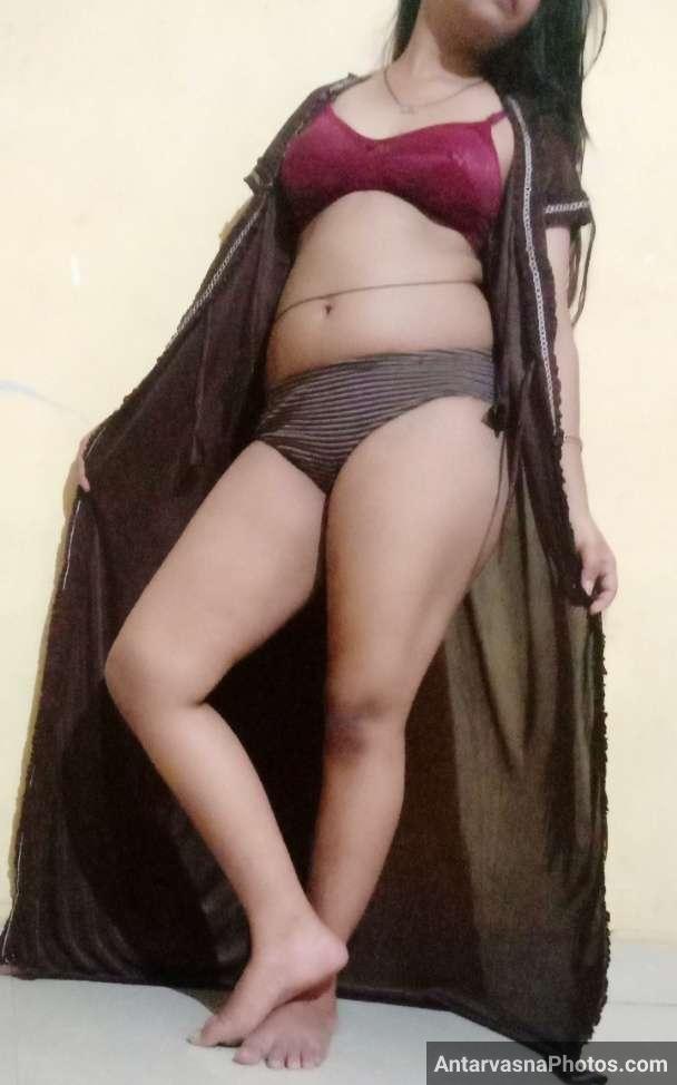 https://pub-5fcdf72a54cd4edbb03ec3edaa415a42.r2.dev/nakedleaks/seductive_images_of_a_hot_desi_wife_in_a_brown_nightgown/4.jpg