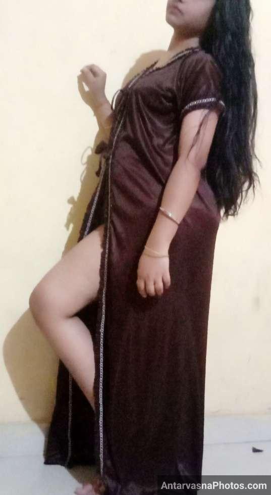 https://pub-5fcdf72a54cd4edbb03ec3edaa415a42.r2.dev/nakedleaks/seductive_images_of_a_hot_desi_wife_in_a_brown_nightgown/8.jpg