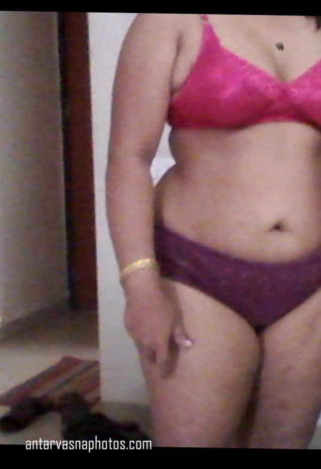 https://pub-5fcdf72a54cd4edbb03ec3edaa415a42.r2.dev/nakedleaks/seductive_images_of_a_married_woman/0.jpg