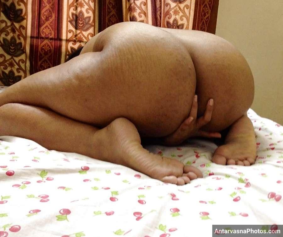 Seductive images of a Mumbai call girl with a big gaand