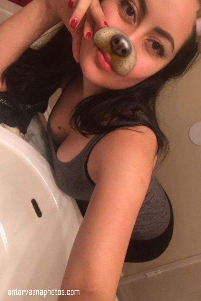 https://pub-5fcdf72a54cd4edbb03ec3edaa415a42.r2.dev/nakedleaks/seductive_images_of_an_indian_girl_with_her_lover/0.jpg
