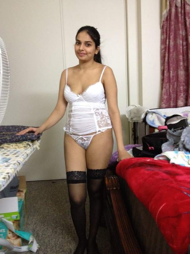 https://pub-5fcdf72a54cd4edbb03ec3edaa415a42.r2.dev/nakedleaks/seductive_images_of_anu,_an_indian_beauty/2.jpg