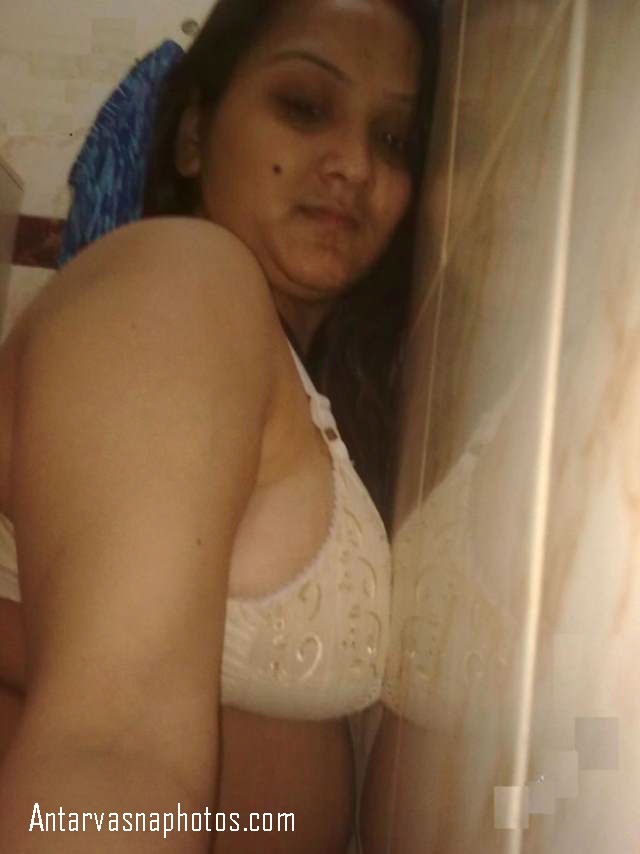 https://pub-5fcdf72a54cd4edbb03ec3edaa415a42.r2.dev/nakedleaks/seductive_images_of_bhabhi's_busty_figure/3.jpg