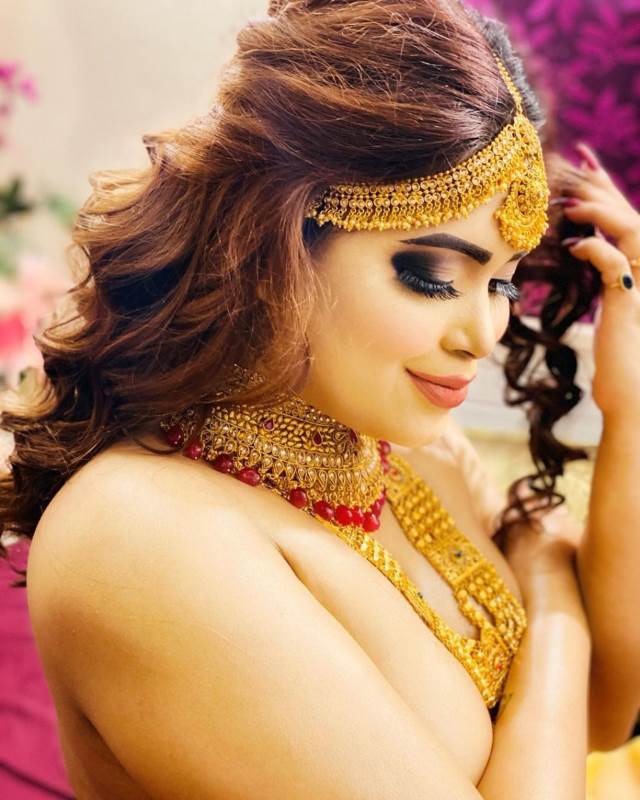 https://pub-5fcdf72a54cd4edbb03ec3edaa415a42.r2.dev/nakedleaks/seductive_images_of_bhojpuri_model_exposed_beauty/2.jpg