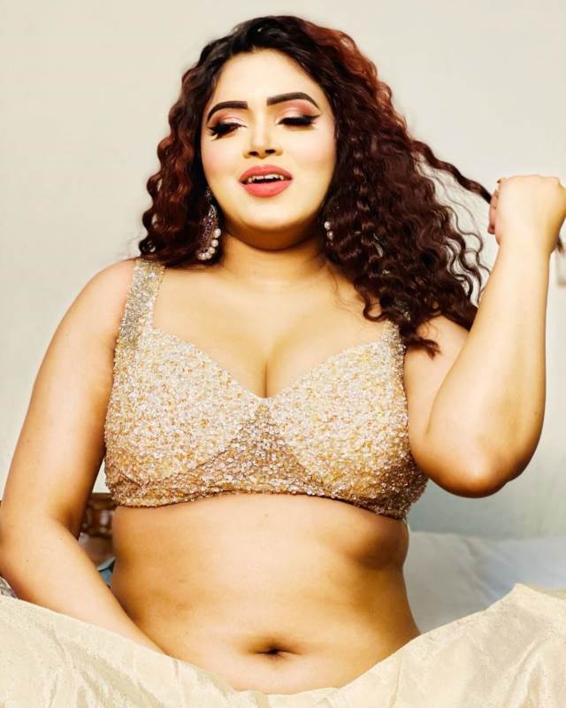 https://pub-5fcdf72a54cd4edbb03ec3edaa415a42.r2.dev/nakedleaks/seductive_images_of_bhojpuri_model_exposed_beauty/4.jpg