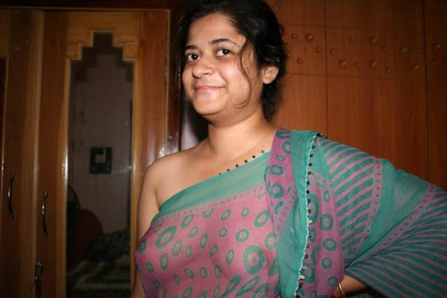 https://pub-5fcdf72a54cd4edbb03ec3edaa415a42.r2.dev/nakedleaks/seductive_images_of_desi_aunties/3.jpg