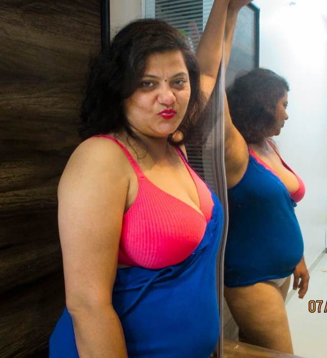 https://pub-5fcdf72a54cd4edbb03ec3edaa415a42.r2.dev/nakedleaks/seductive_images_of_desi_aunties/4.jpg