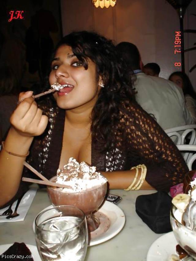 https://pub-5fcdf72a54cd4edbb03ec3edaa415a42.r2.dev/nakedleaks/seductive_images_of_desi_aunties/8.jpg