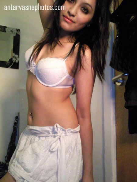 https://pub-5fcdf72a54cd4edbb03ec3edaa415a42.r2.dev/nakedleaks/seductive_images_of_desi_boobs_by_teen_lavanya/1.jpg