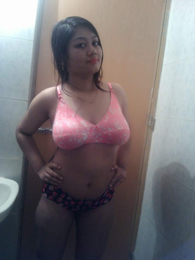 https://pub-5fcdf72a54cd4edbb03ec3edaa415a42.r2.dev/nakedleaks/seductive_images_of_desi_girl_parul_in_hindi/11.jpg