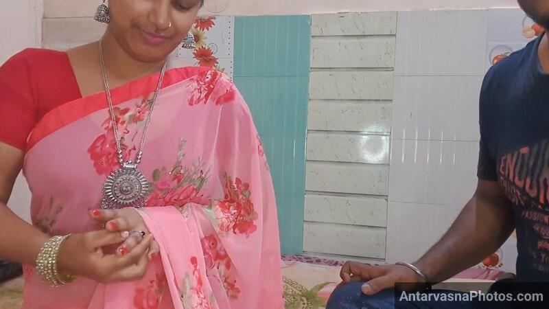 https://pub-5fcdf72a54cd4edbb03ec3edaa415a42.r2.dev/nakedleaks/seductive_images_of_desi_housewife_and_servant_in_action/0.jpg