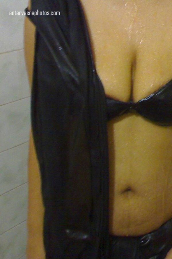 https://pub-5fcdf72a54cd4edbb03ec3edaa415a42.r2.dev/nakedleaks/seductive_images_of_hina's_desi_cleavage_and_nipples/4.jpg
