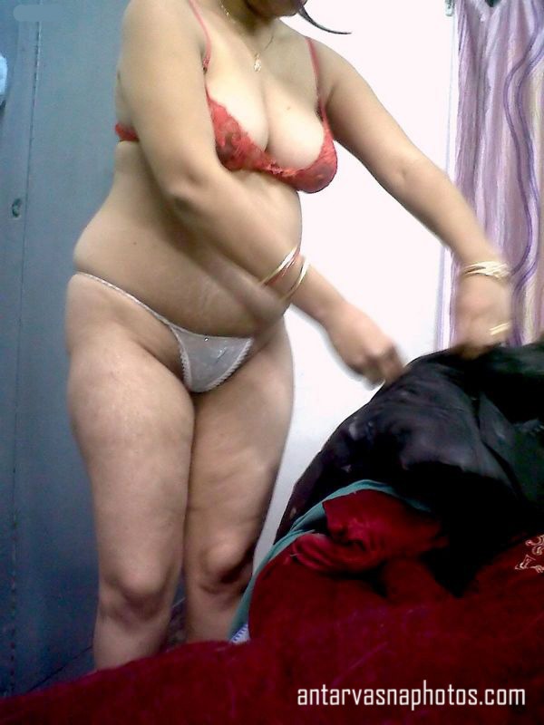 https://pub-5fcdf72a54cd4edbb03ec3edaa415a42.r2.dev/nakedleaks/seductive_images_of_indian_aunt's_rear_and_chest/0.jpg
