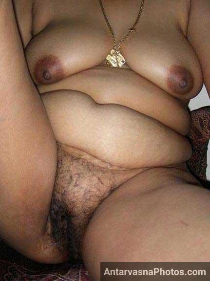 Seductive images of Indian aunties