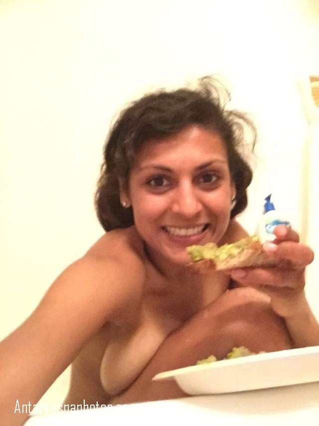 https://pub-5fcdf72a54cd4edbb03ec3edaa415a42.r2.dev/nakedleaks/seductive_images_of_indian_bhabhi_in_the_nude/4.jpg