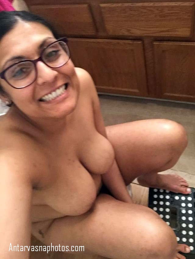 https://pub-5fcdf72a54cd4edbb03ec3edaa415a42.r2.dev/nakedleaks/seductive_images_of_indian_bhabhi_in_the_nude/5.jpg
