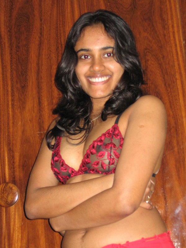 https://pub-5fcdf72a54cd4edbb03ec3edaa415a42.r2.dev/nakedleaks/seductive_images_of_indian_teenager_priya/0.jpg