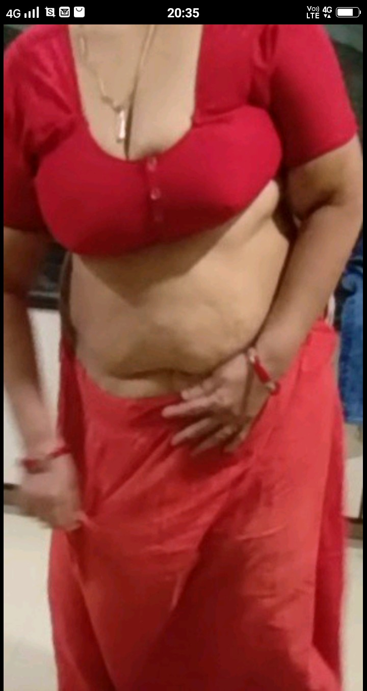 https://pub-5fcdf72a54cd4edbb03ec3edaa415a42.r2.dev/nakedleaks/seductive_images_of_madhu's_cleavage/2.jpg