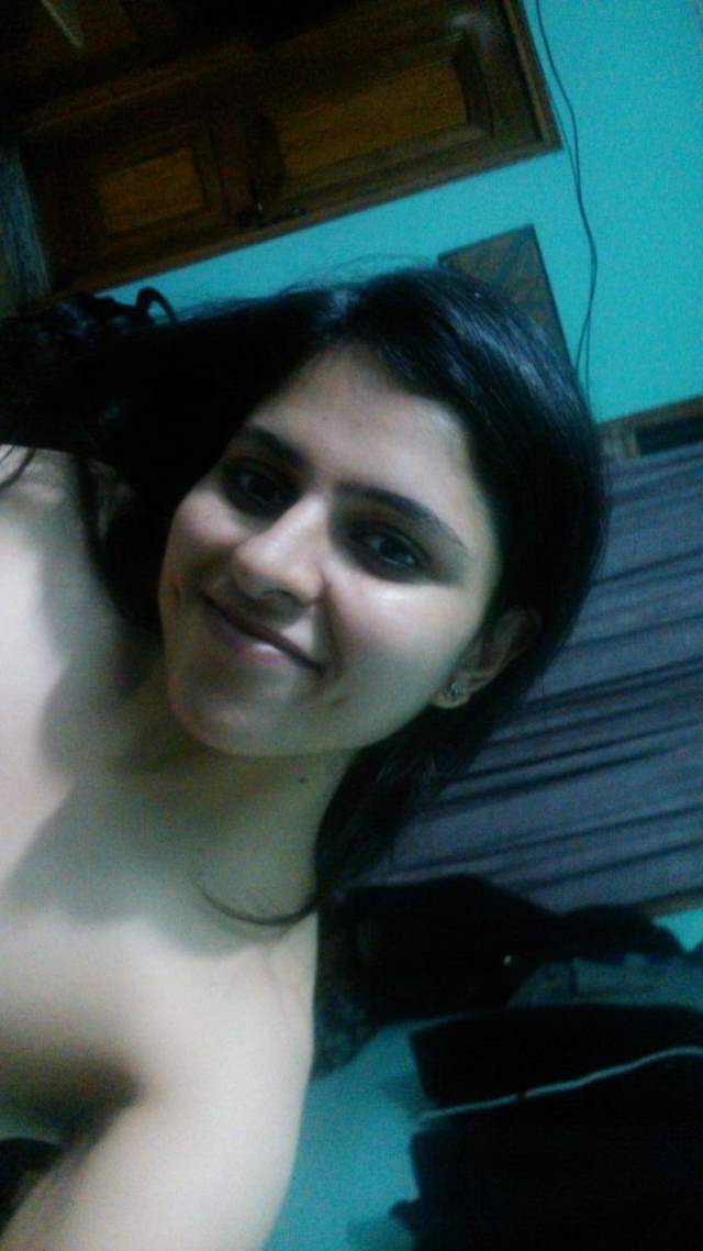 https://pub-5fcdf72a54cd4edbb03ec3edaa415a42.r2.dev/nakedleaks/seductive_images_of_madhuri,_a_girl_from_delhi/29.jpg
