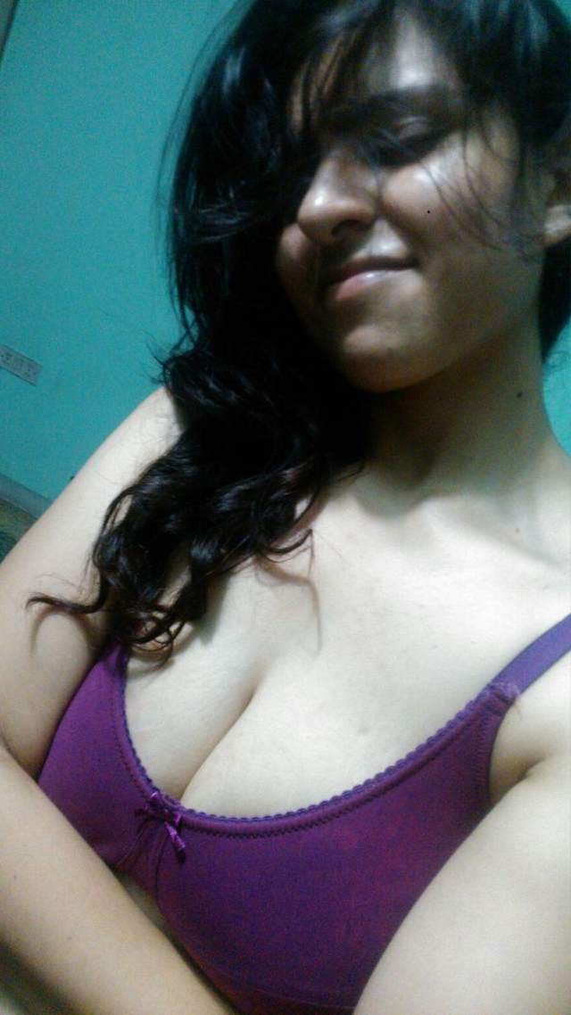 https://pub-5fcdf72a54cd4edbb03ec3edaa415a42.r2.dev/nakedleaks/seductive_images_of_madhuri,_a_girl_from_delhi/4.jpg