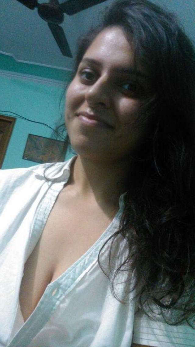 https://pub-5fcdf72a54cd4edbb03ec3edaa415a42.r2.dev/nakedleaks/seductive_images_of_madhuri,_a_girl_from_delhi/7.jpg