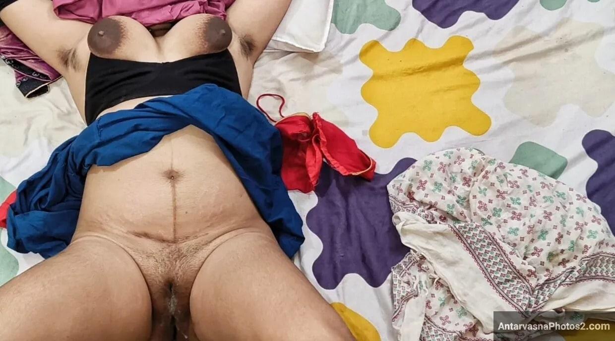 https://pub-5fcdf72a54cd4edbb03ec3edaa415a42.r2.dev/nakedleaks/seductive_indian_aunt's_hot_bedroom_photos/0.jpg