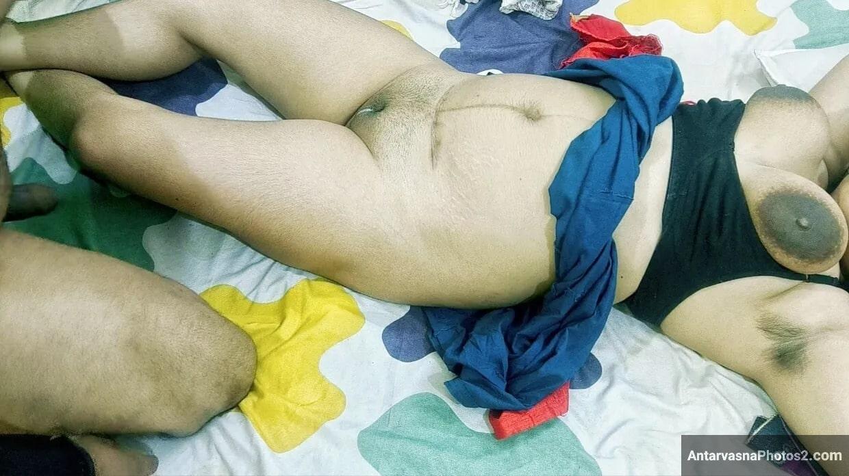 https://pub-5fcdf72a54cd4edbb03ec3edaa415a42.r2.dev/nakedleaks/seductive_indian_aunt's_hot_bedroom_photos/2.jpg