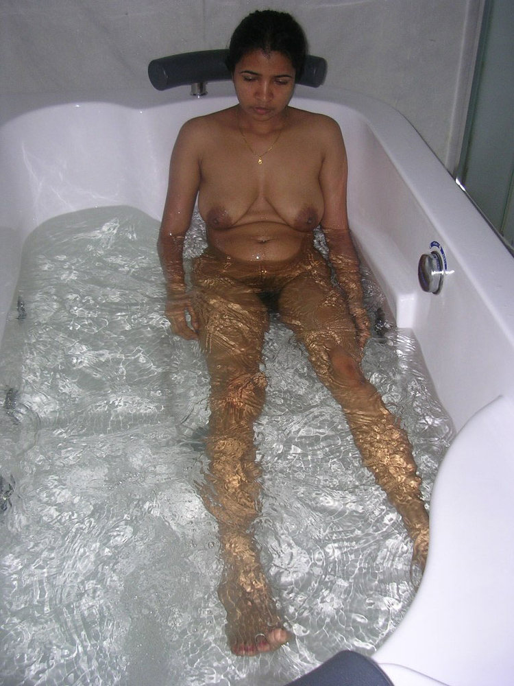 https://pub-5fcdf72a54cd4edbb03ec3edaa415a42.r2.dev/nakedleaks/seductive_indian_aunt's_intimate_photos/0.jpg