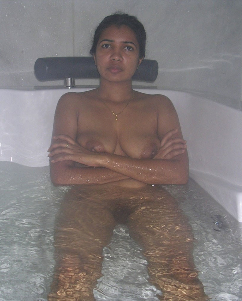https://pub-5fcdf72a54cd4edbb03ec3edaa415a42.r2.dev/nakedleaks/seductive_indian_aunt's_intimate_photos/1.jpg