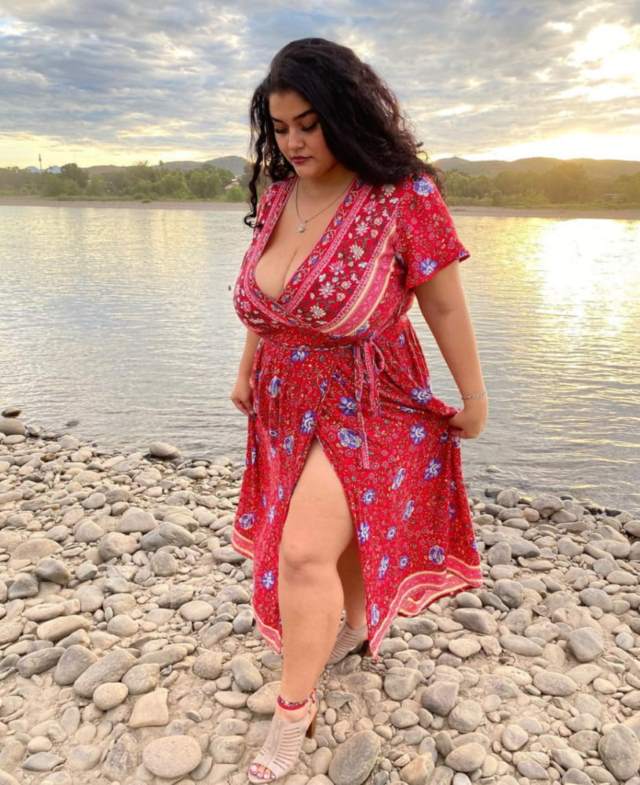 https://pub-5fcdf72a54cd4edbb03ec3edaa415a42.r2.dev/nakedleaks/seductive_indian_aunt's_naked_images/22.jpg