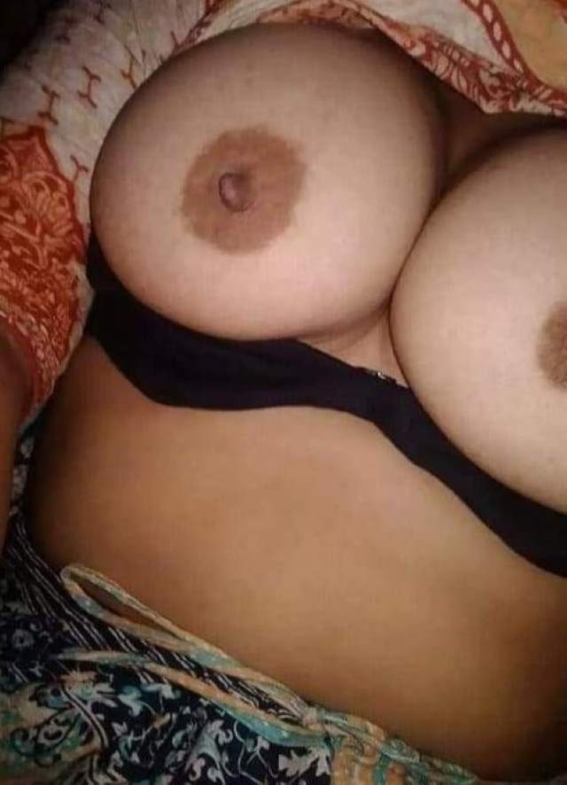 https://pub-5fcdf72a54cd4edbb03ec3edaa415a42.r2.dev/nakedleaks/seductive_indian_aunt's_naked_images/8.jpg